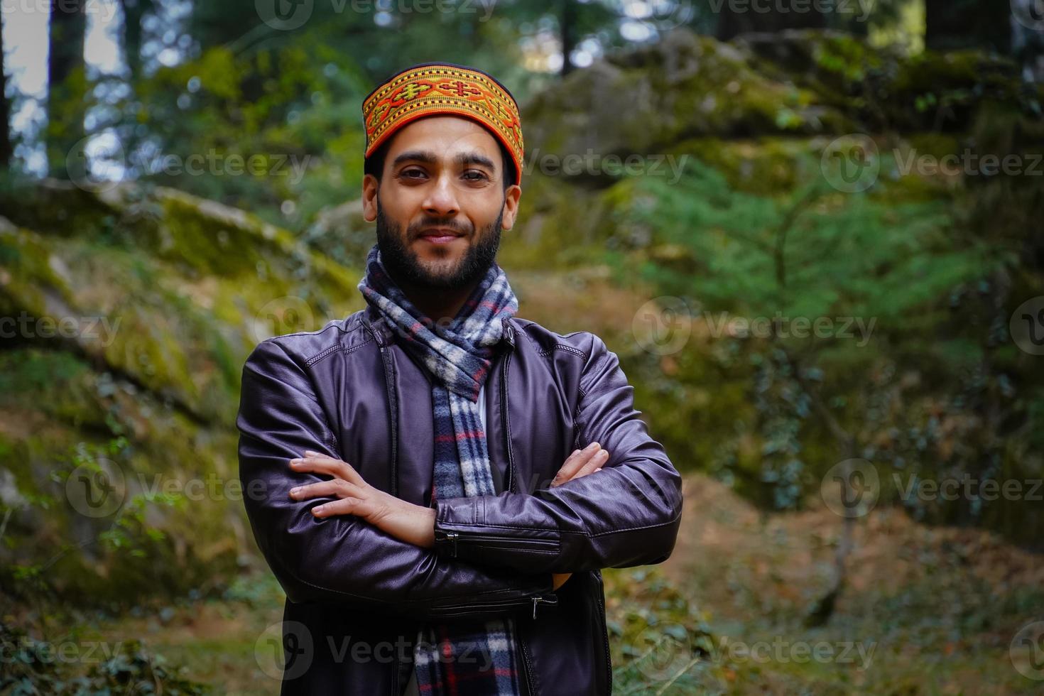 portrait himachali garçon dans la rue dans l'himalaya photo