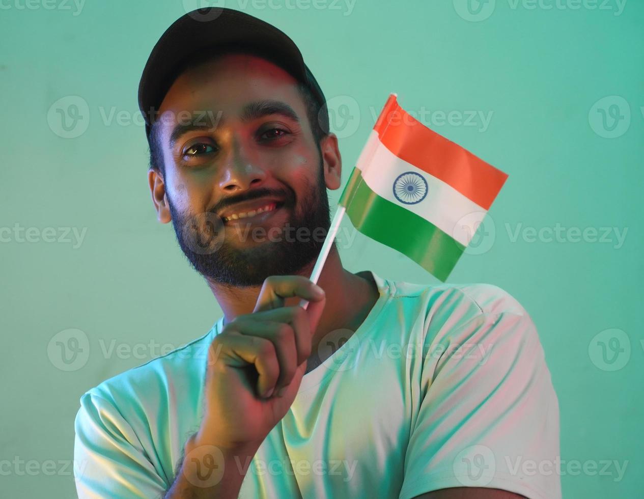 un homme saluant le drapeau indien joyeux jour de l'indépendance 15 août photo