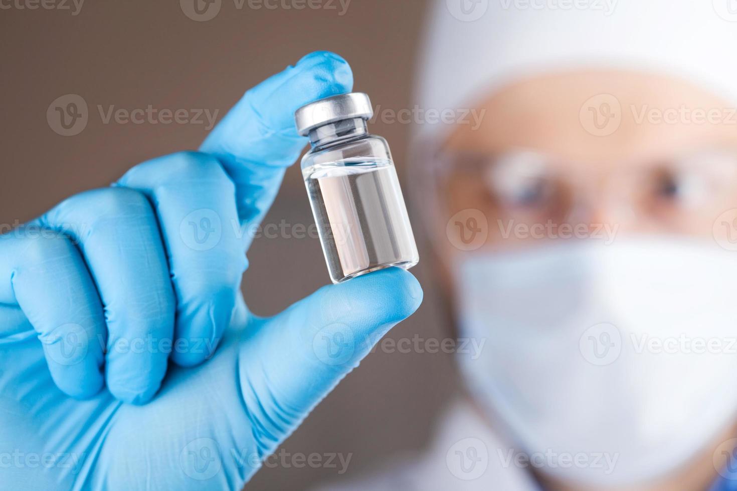 médecin tenant une viole avec vaccin contre le virus corona. photo