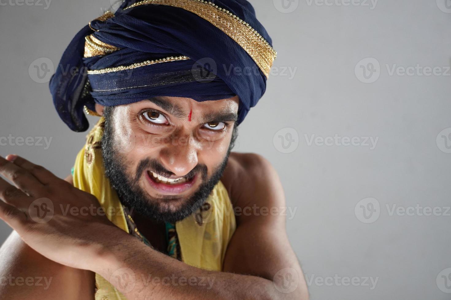 images du roi gagnant - homme indien dans le théâtre agissant comme un roi photo