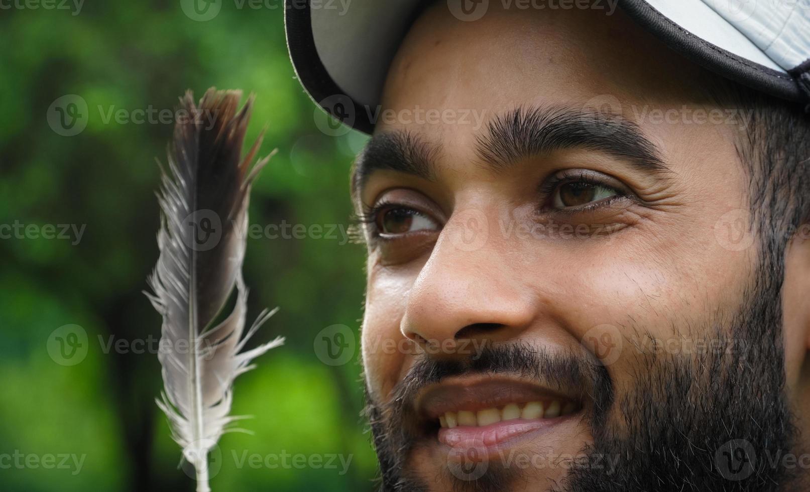 un garçon avec une plume jouant avec une plume photo