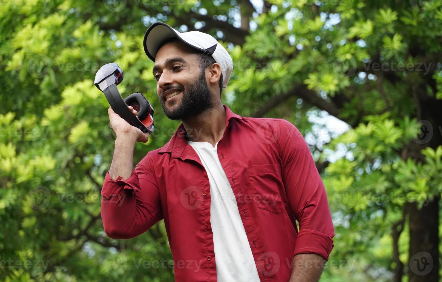 un homme avec un casque et souriant photo