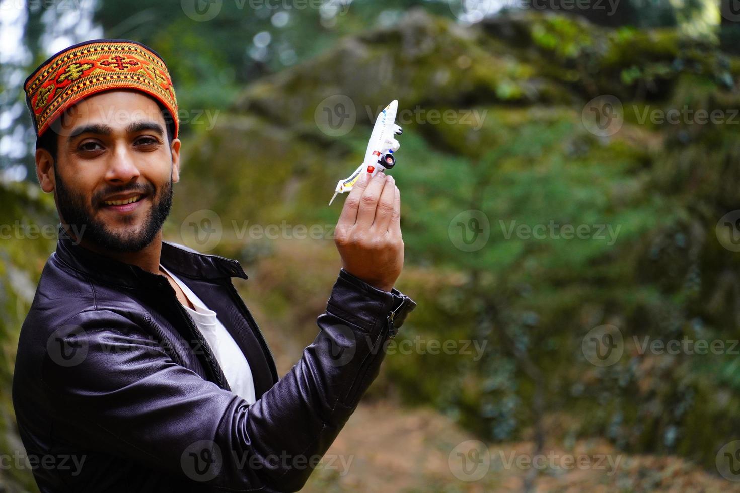 portrait himachali garçon dans la rue dans l'himalaya photo