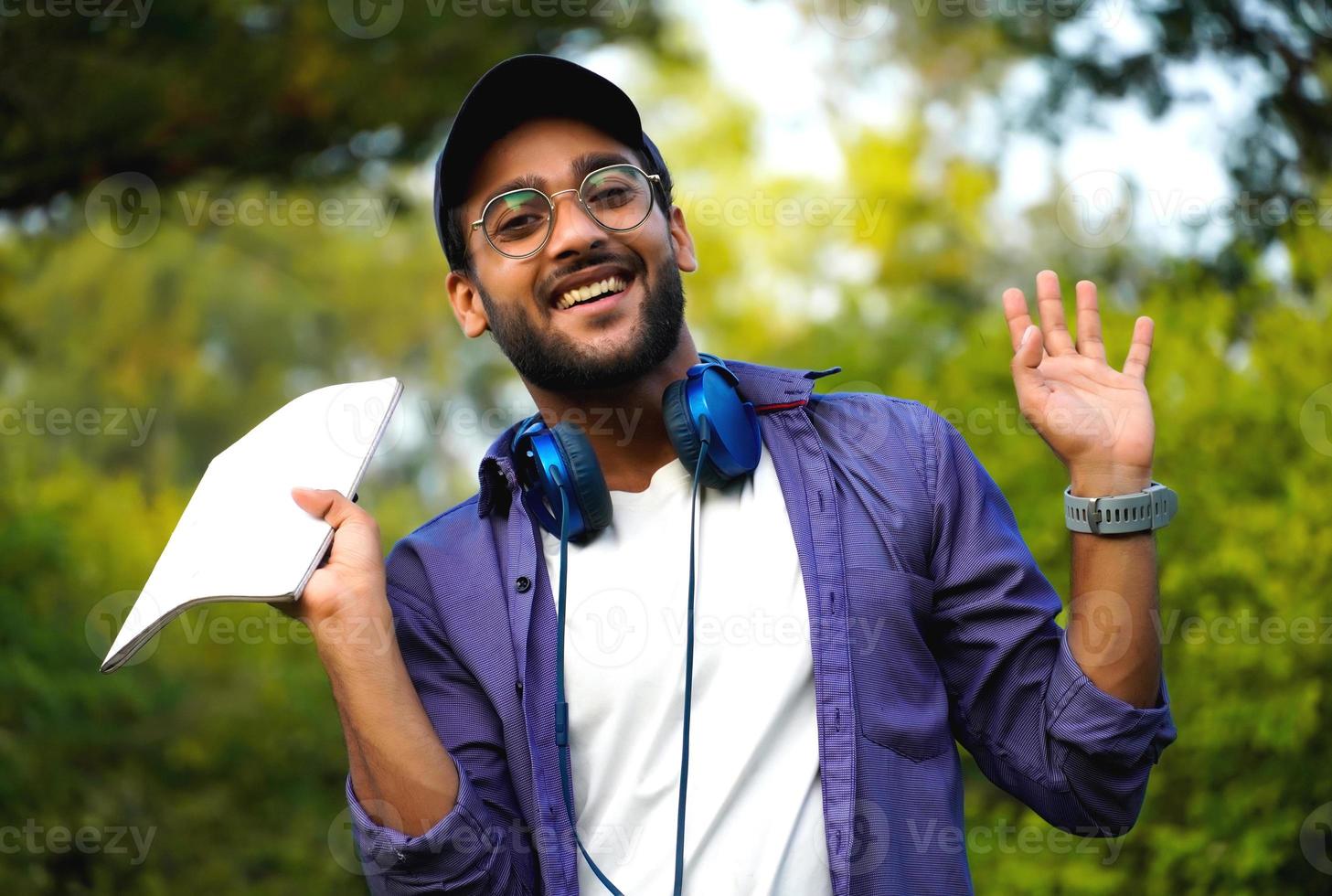 jeune étudiant en collage avec des livres et un stylo photo