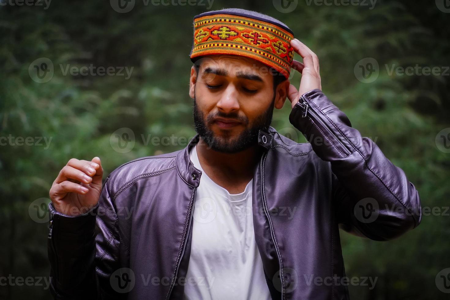 portrait himachali garçon dans la rue dans l'himalaya photo