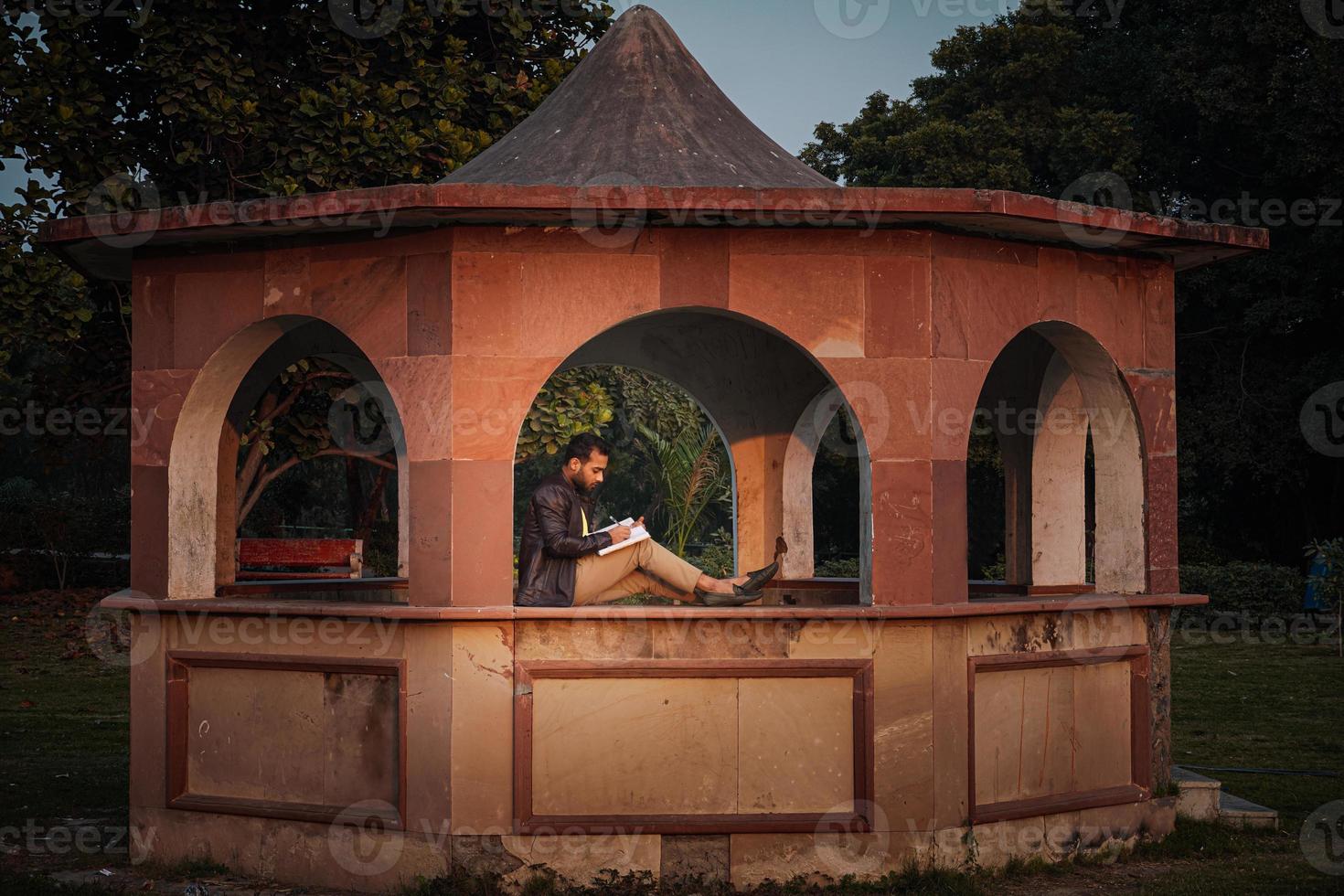 seul garçon étudiant dans le parc le matin photo