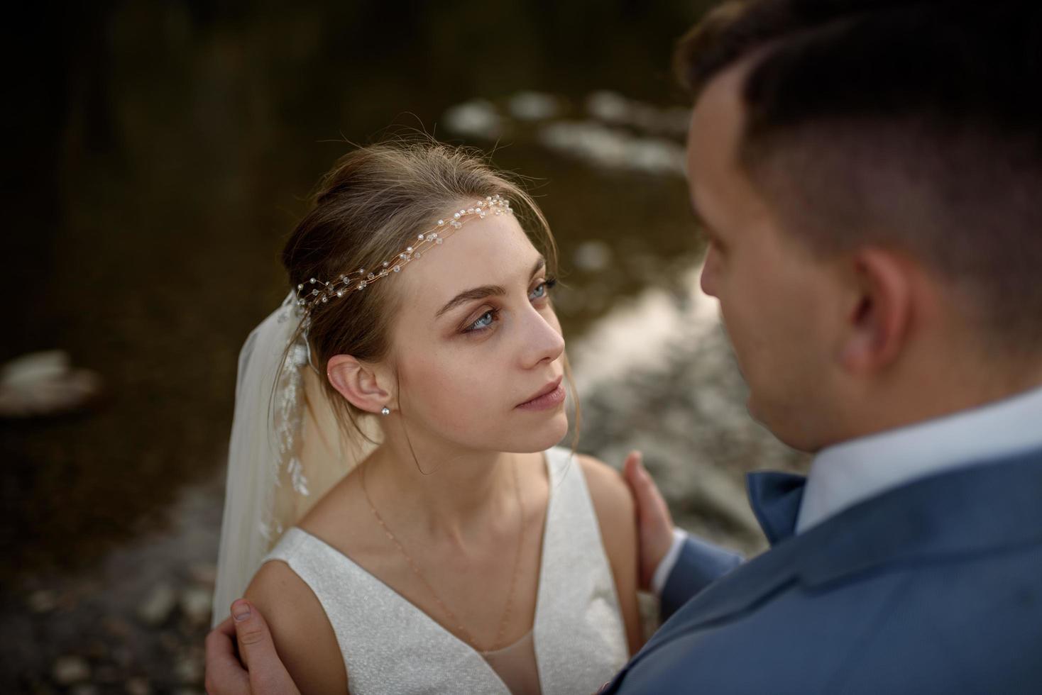 portrait en gros plan de la mariée et du marié un instant avant le baiser. photo