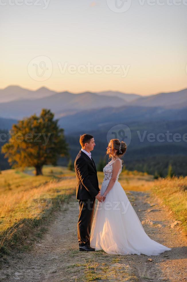 photographie de mariage à la montagne. la mariée et le marié s'étreignent étroitement. photo