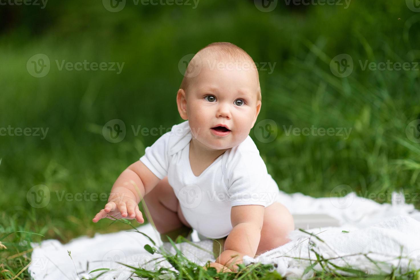 portrait d'un petit garçon mignon dans un parc sur la nature. tourné entouré de verdure. photo