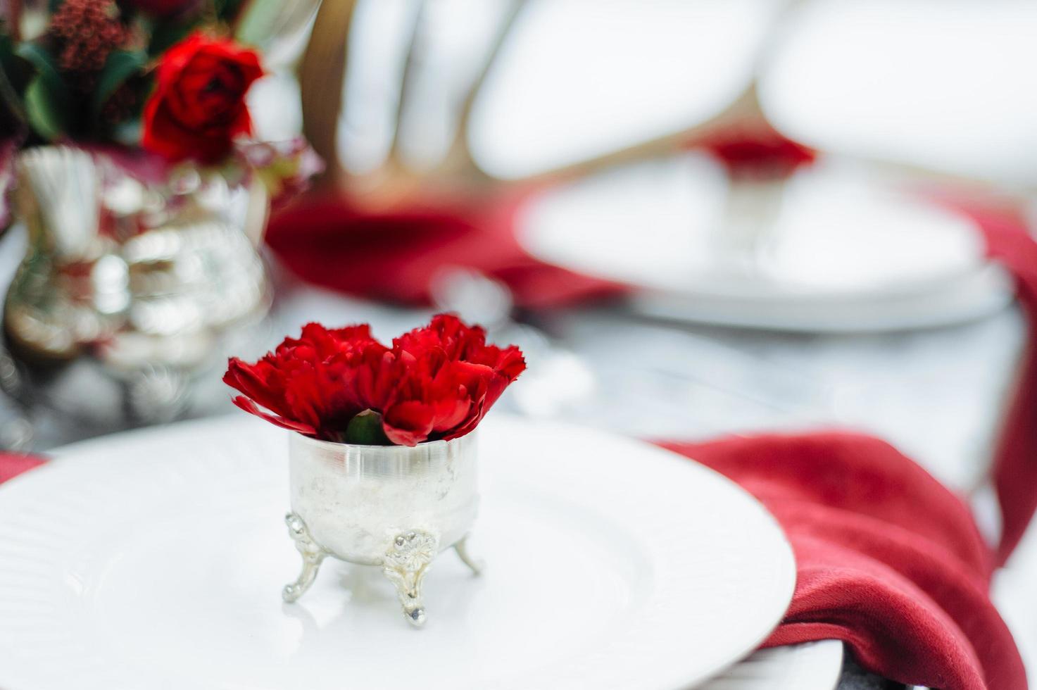 décoration de mariage d'hiver avec des roses rouges photo