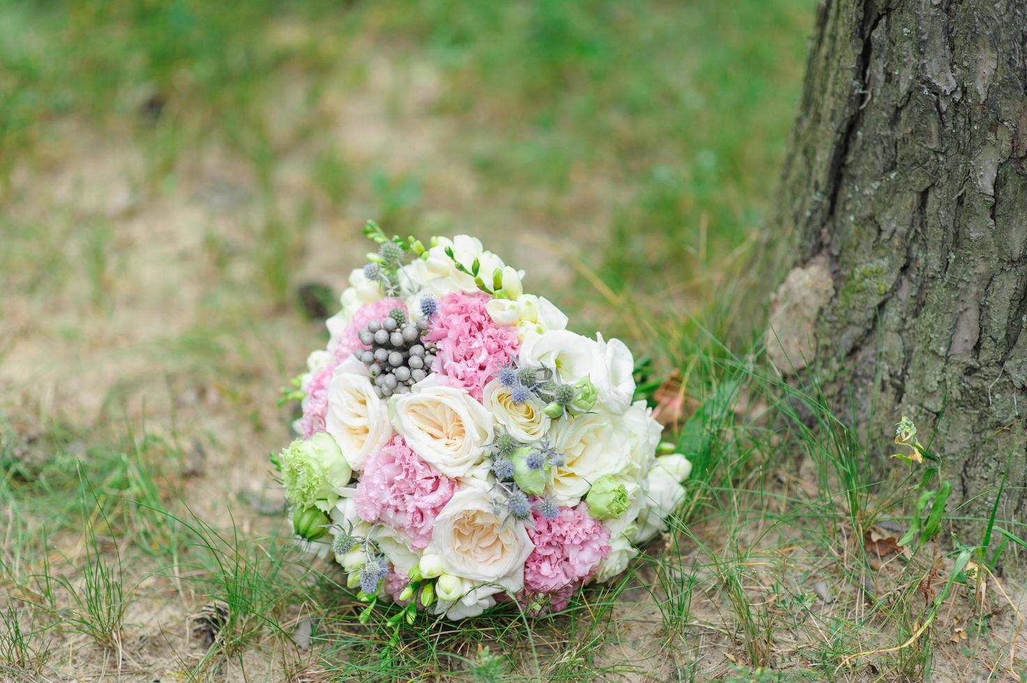 bouquet de mariée sur l'herbe photo