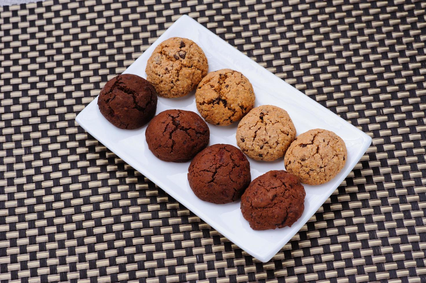 de nombreux types de cookies sont posés sur une assiette photo