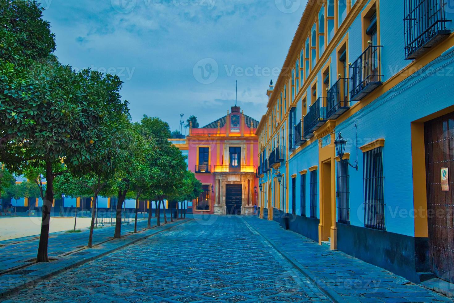 rues de séville au coucher du soleil dans le centre historique photo