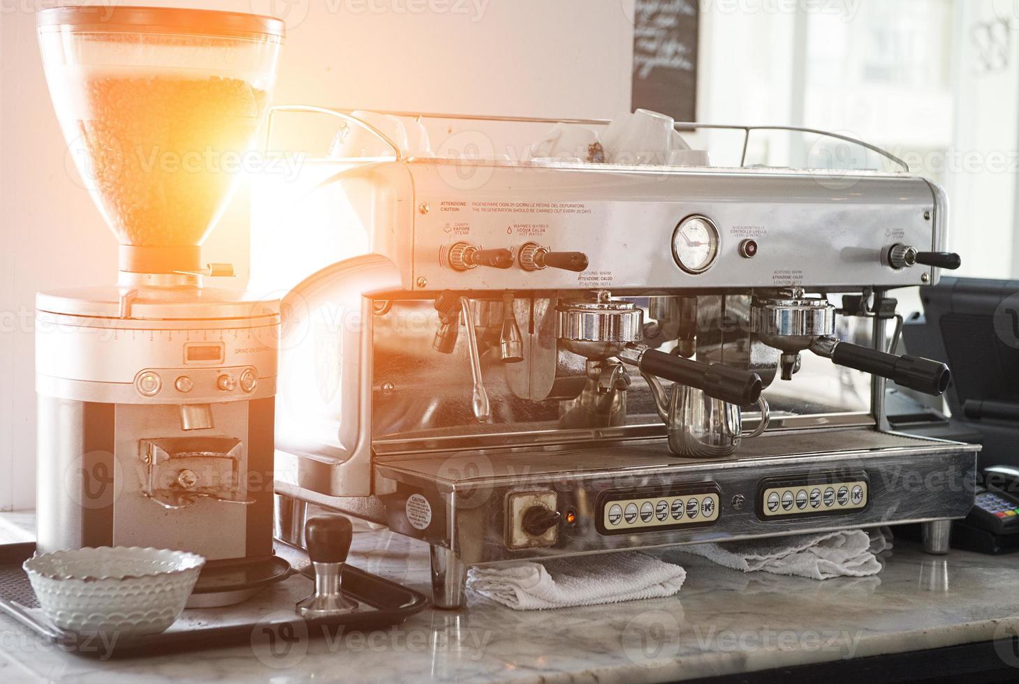 machine à café expresso tôt le matin photo