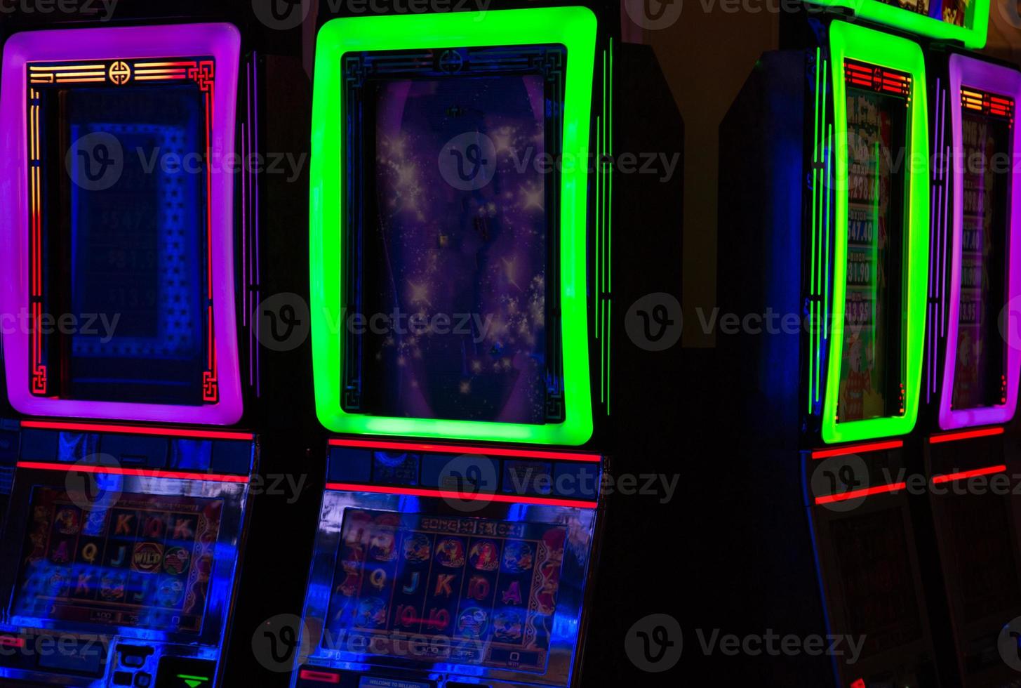 machines de casino dans la zone de divertissement la nuit photo