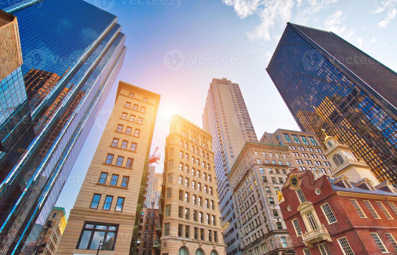 rues du centre-ville de boston près de la vieille maison d'état au coucher du soleil photo