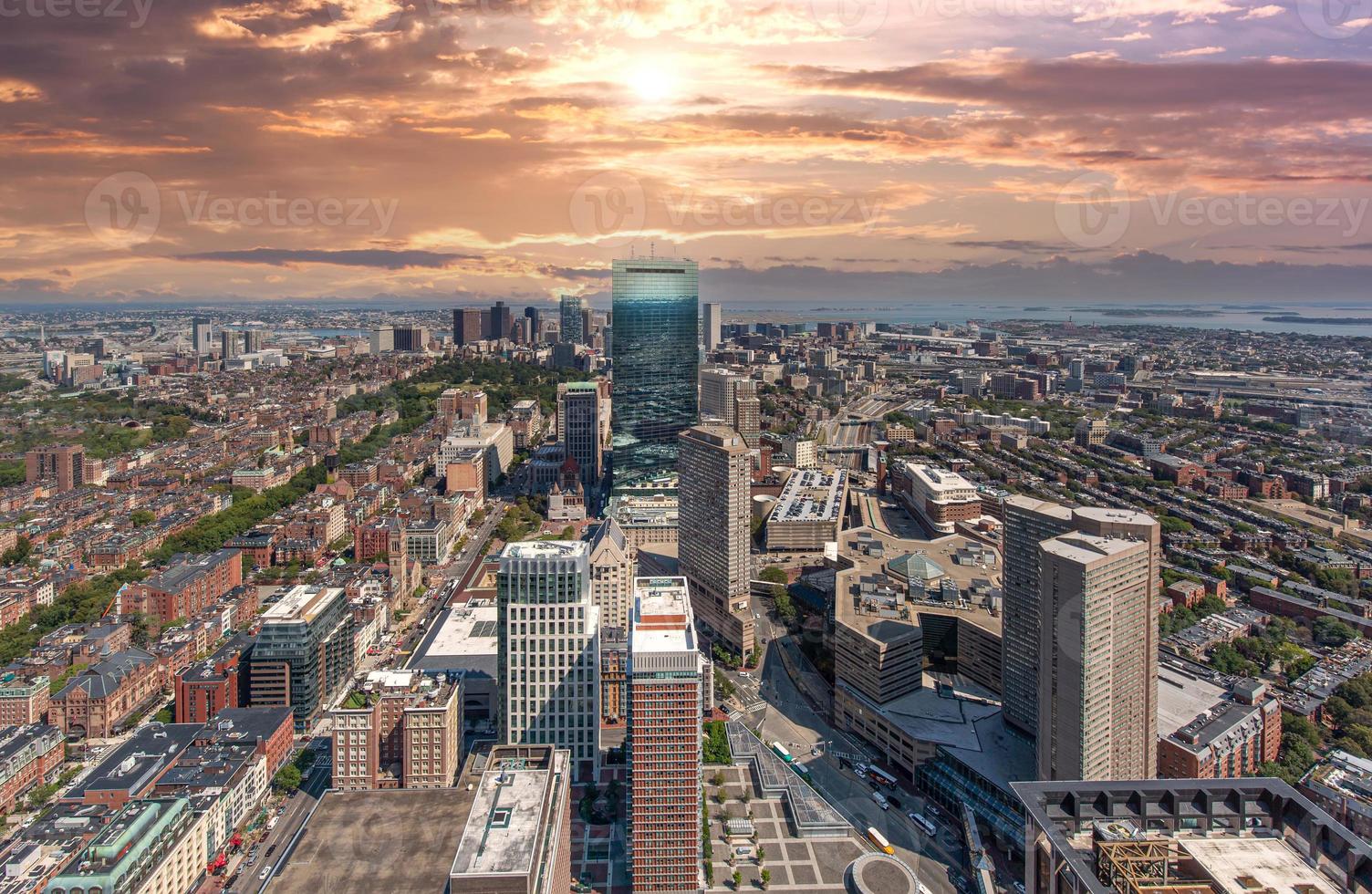 vue aérienne panoramique du quartier financier de boston, du centre historique, de beacon hill et de la rivière charles photo