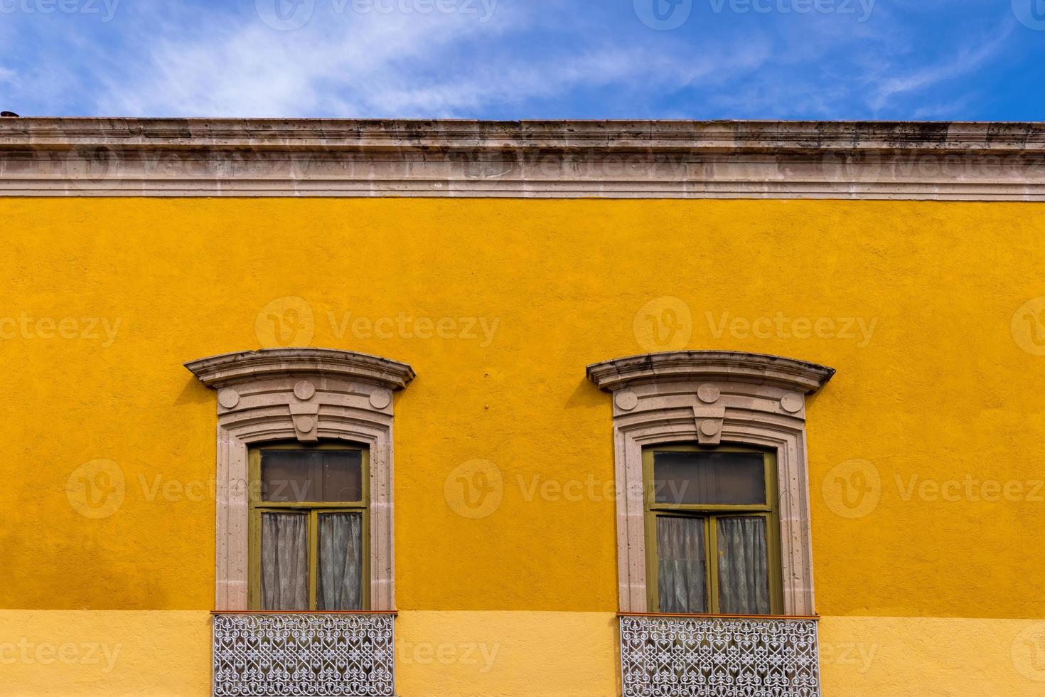 mexique, attraction touristique de morelia rues colorées et maisons coloniales dans le centre historique photo