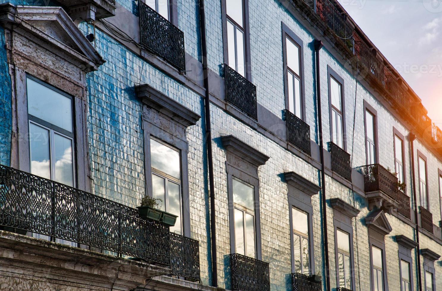 lisbonne, rues colorées d'alfama photo