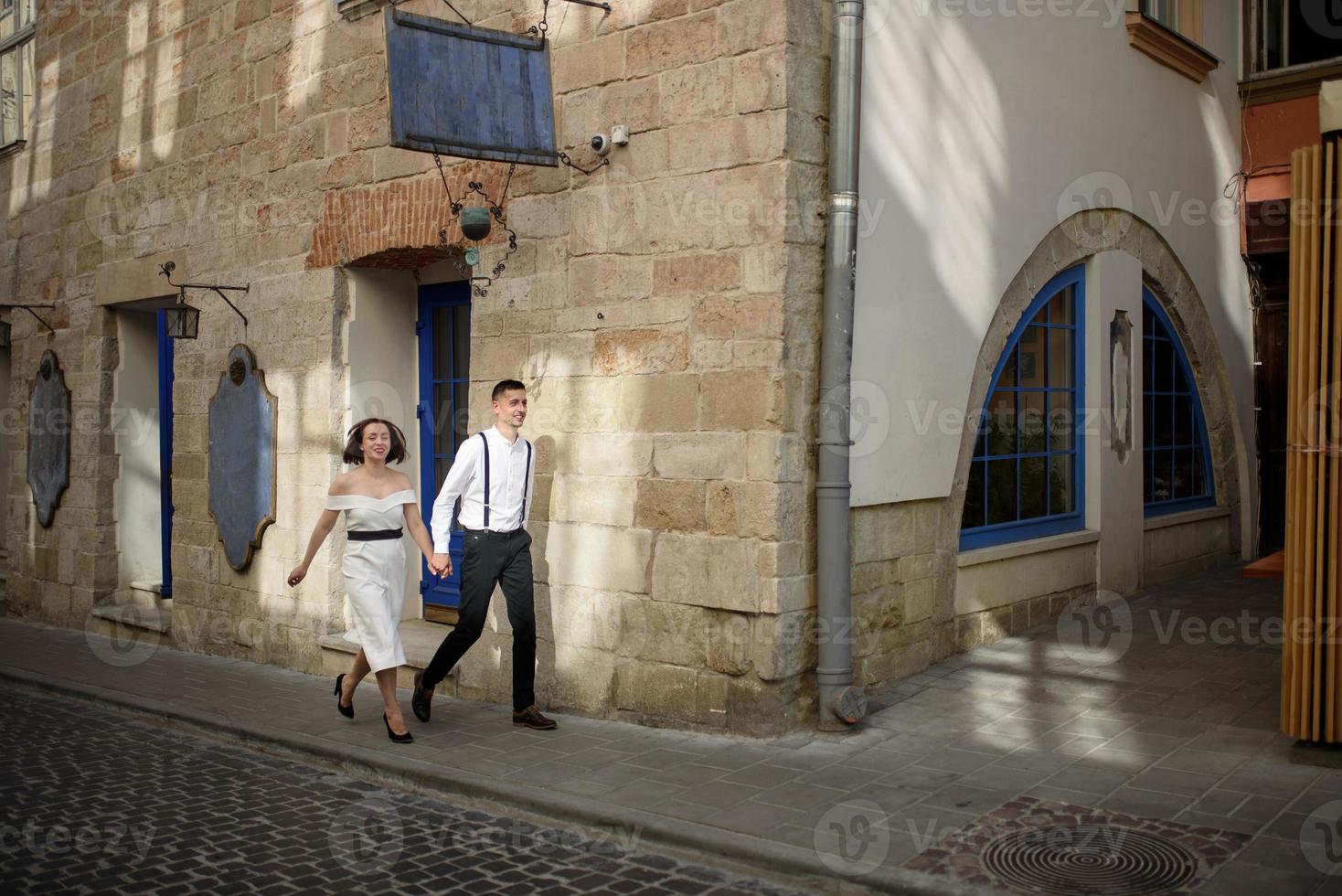 beau couple élégant à un rendez-vous dans les rues de la vieille ville. photo