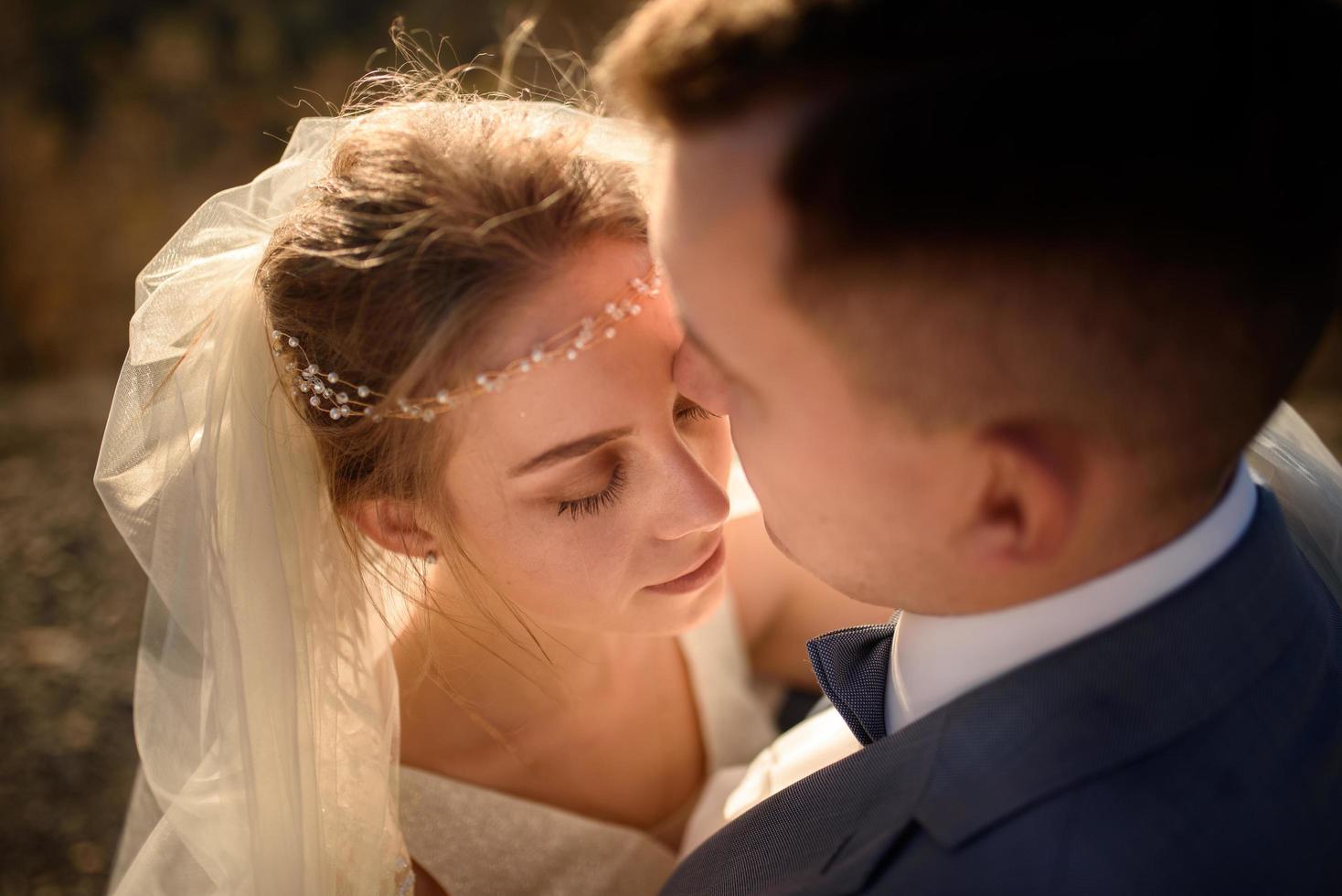 portrait en gros plan de la mariée et du marié un instant avant le baiser. photo