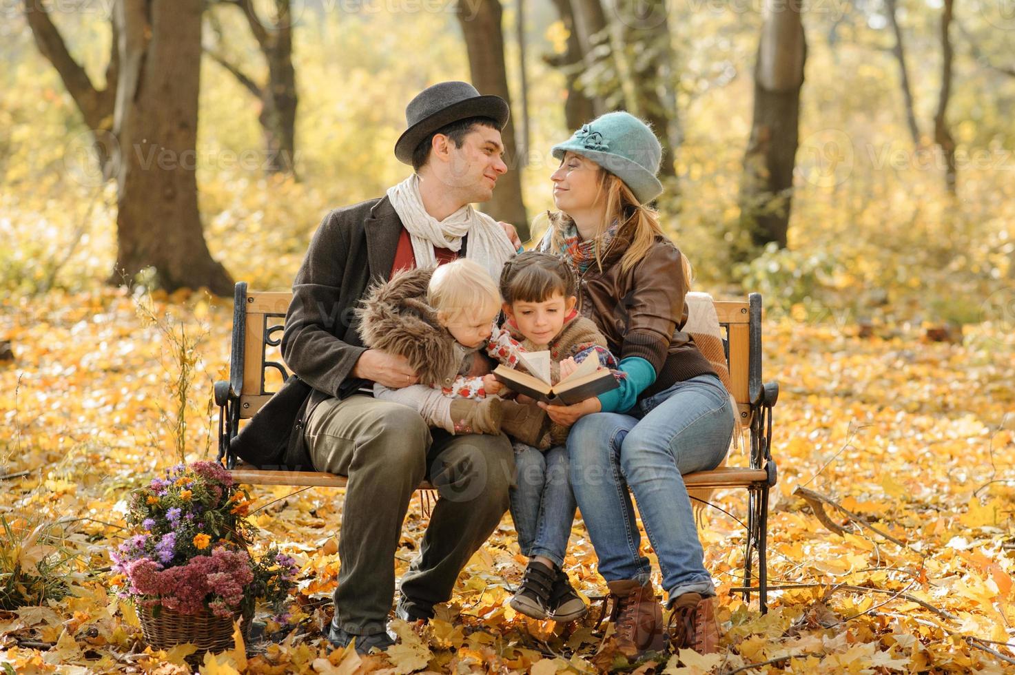 une famille avec deux filles est partie en pique-nique. temps de l'automne. photo