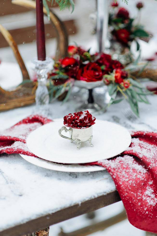 décoration de mariage d'hiver avec des roses rouges photo