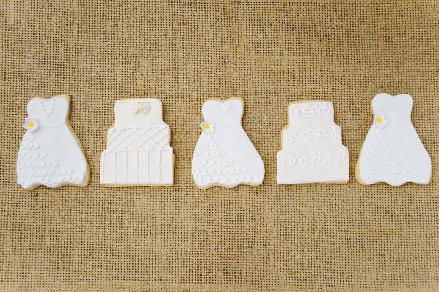 biscuits en forme de robe de mariée et de gâteau photo