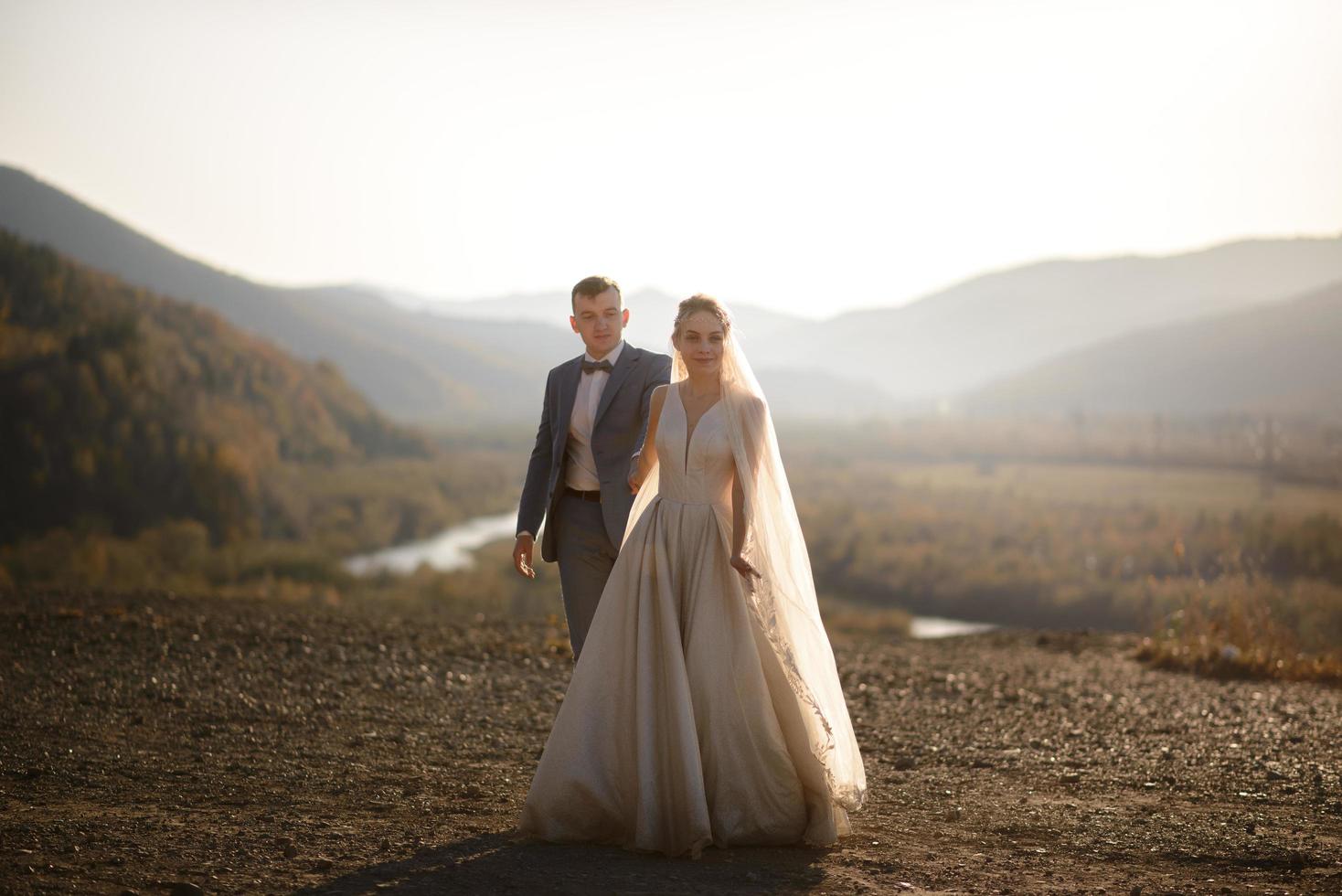 séance photo de mariage des mariés à la montagne. séance photo au coucher du soleil.