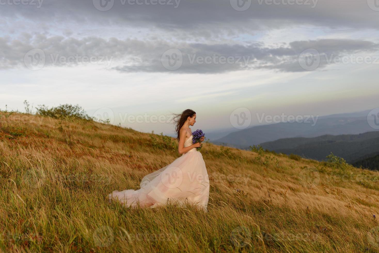 la mariée. séance photo en montagne.