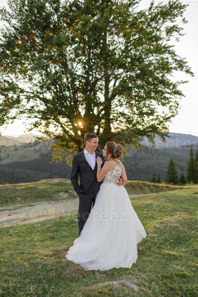 photographie de mariage à la montagne. la mariée et le marié s'étreignent étroitement. photo