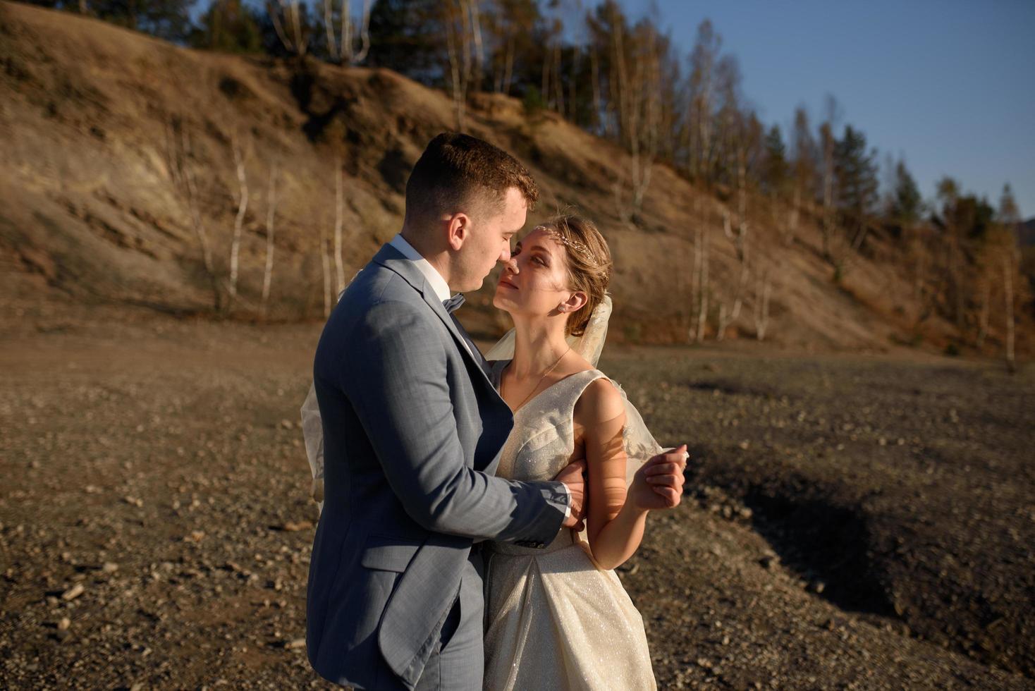 portrait en gros plan de la mariée et du marié un instant avant le baiser. photo