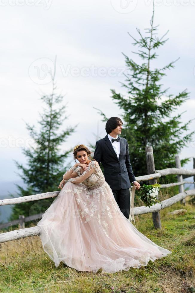 séance photo de mariage à deux à la montagne.