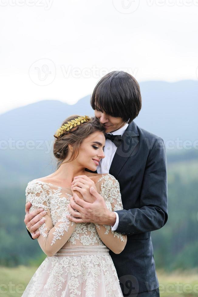séance photo de mariage à deux à la montagne.
