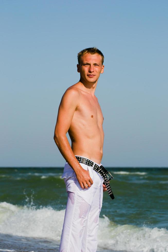 un homme marchant au bord de la mer photo