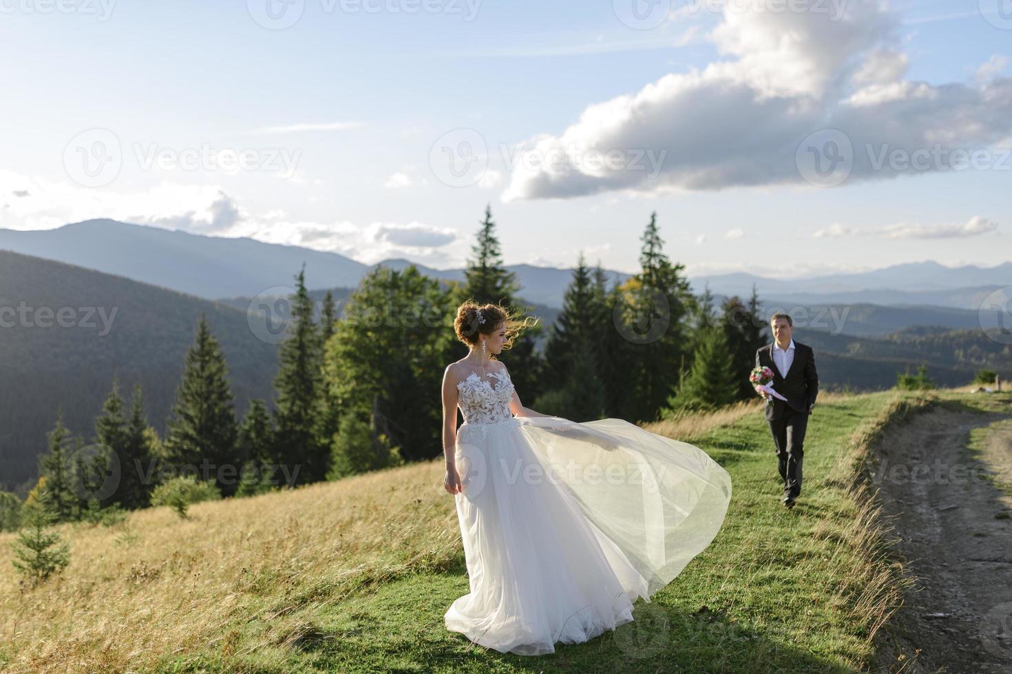 photographie de mariage à la montagne. la mariée et le marié s'étreignent étroitement. photo