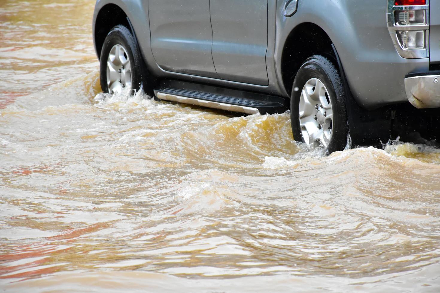 voiture de ramassage et véhicule dans les eaux de crue, assurance automobile et concept de situation dangereuse. photo