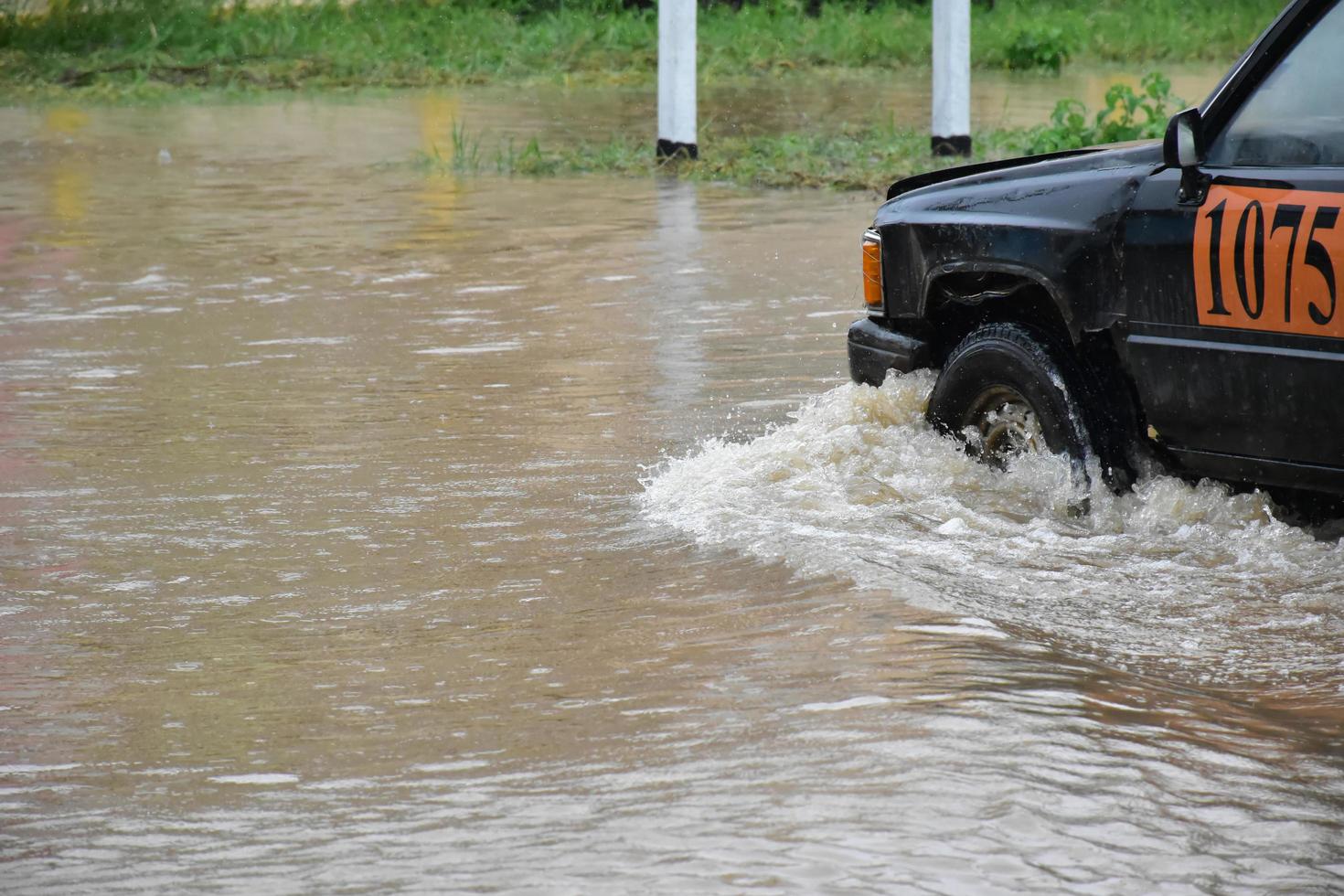 voiture de ramassage et véhicule dans les eaux de crue, assurance automobile et concept de situation dangereuse. photo