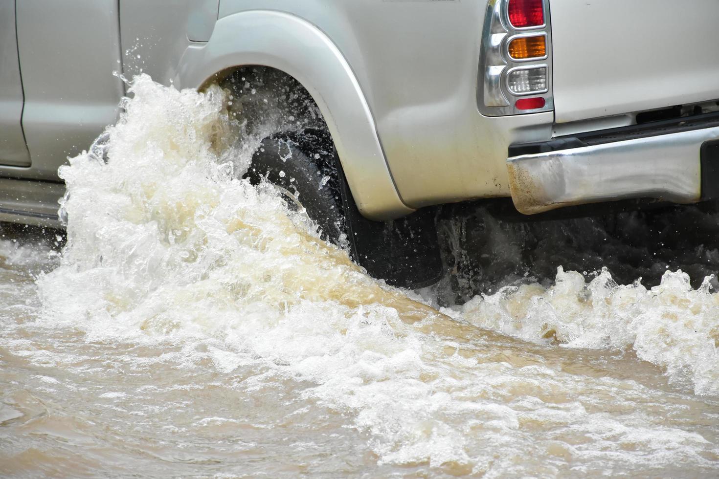 voiture de ramassage et véhicule dans les eaux de crue, assurance automobile et concept de situation dangereuse. photo