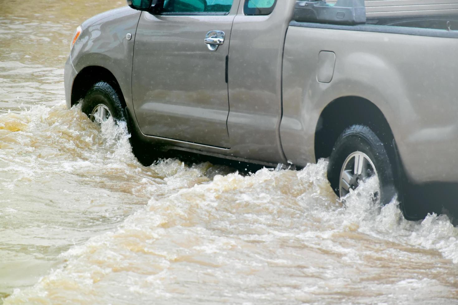 voiture de ramassage et véhicule dans les eaux de crue, assurance automobile et concept de situation dangereuse. photo