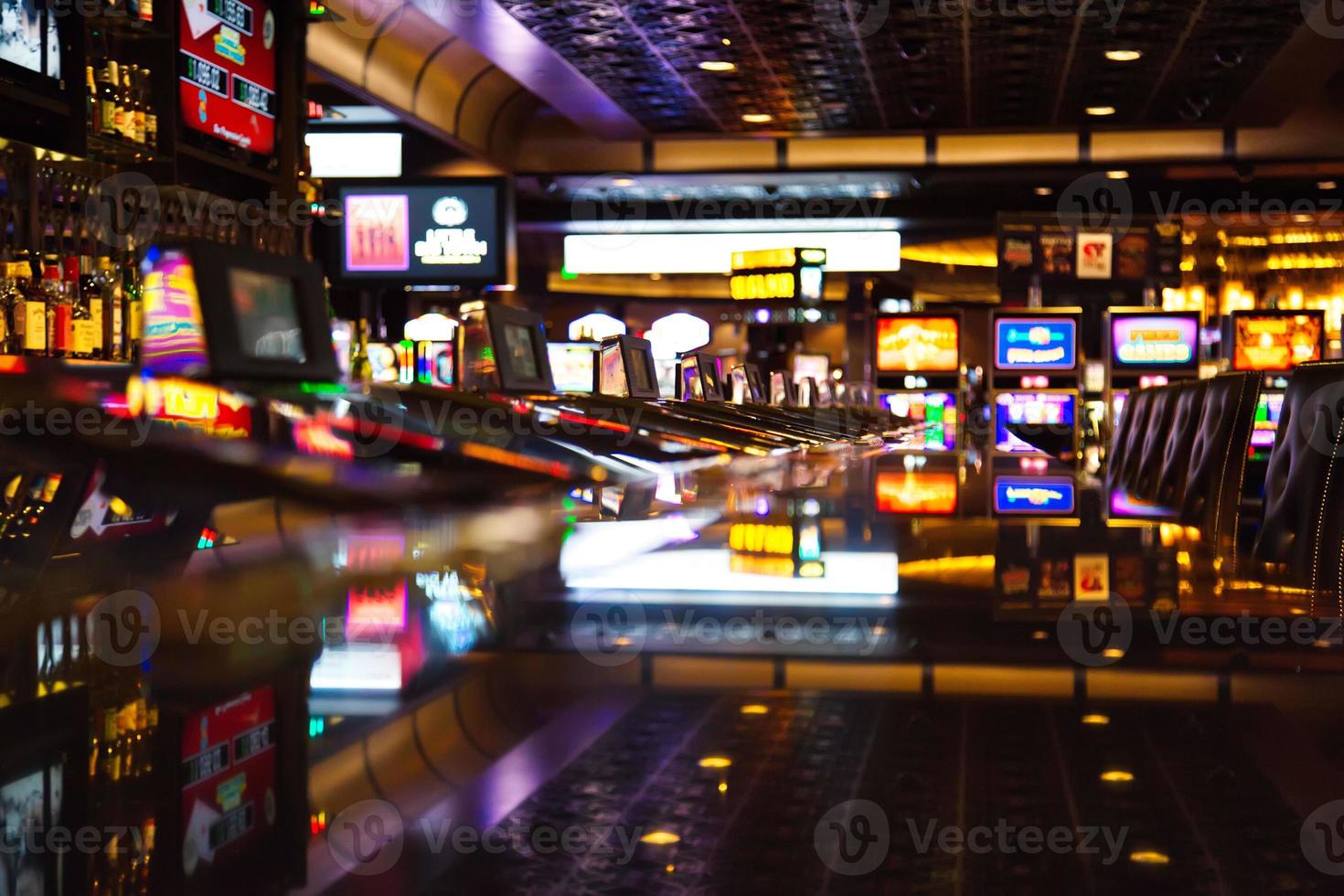 machines de casino dans la zone de divertissement la nuit photo