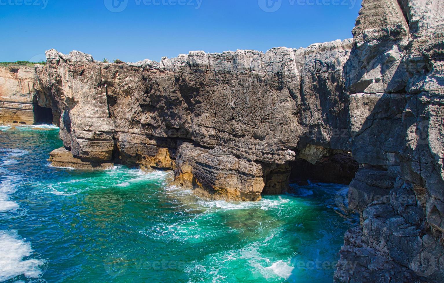 bouche pittoresque de l'enfer boca de inferno gorge près de cascais, portugal photo