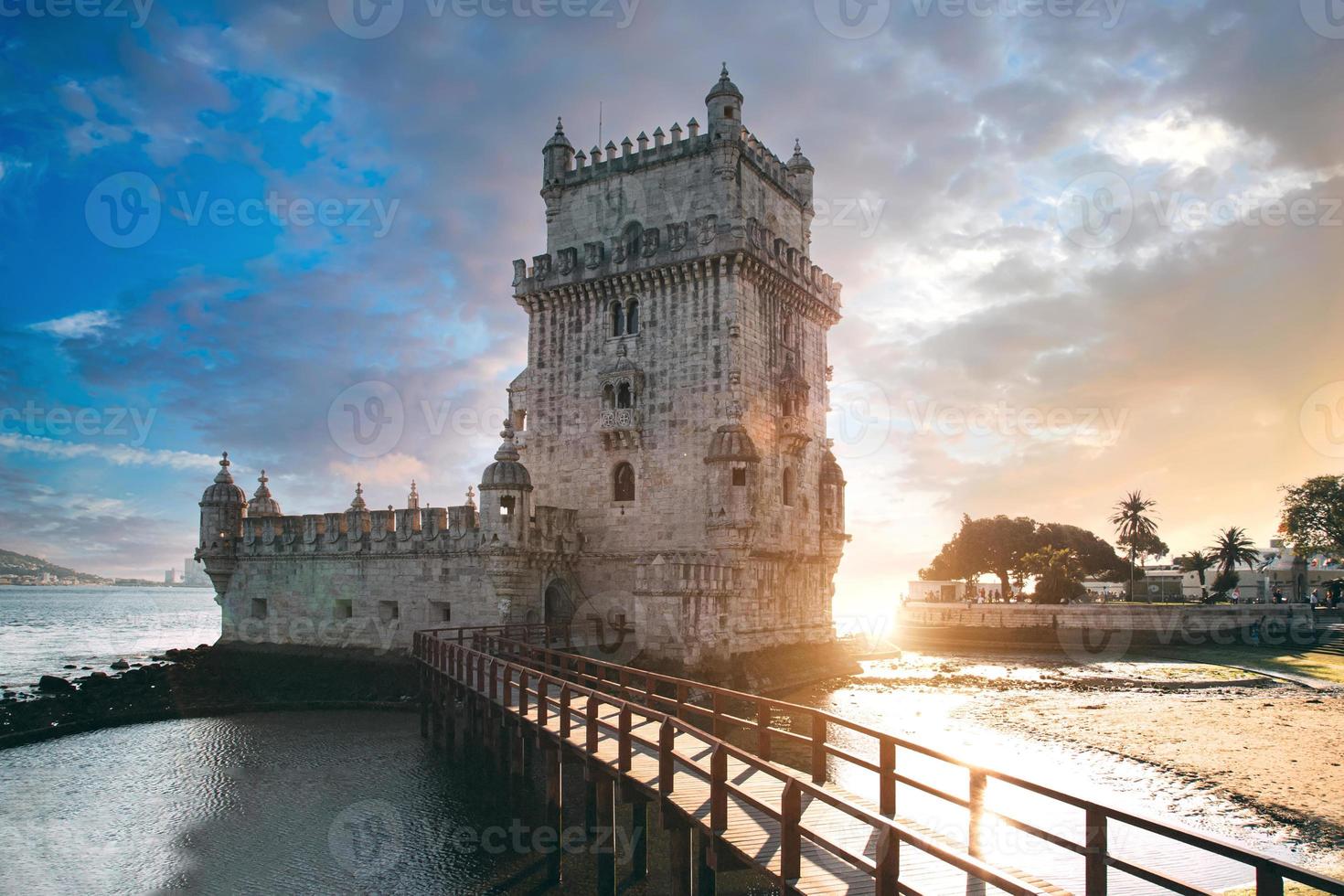 lisbonne, tour de belem au coucher du soleil sur la rive du tage photo