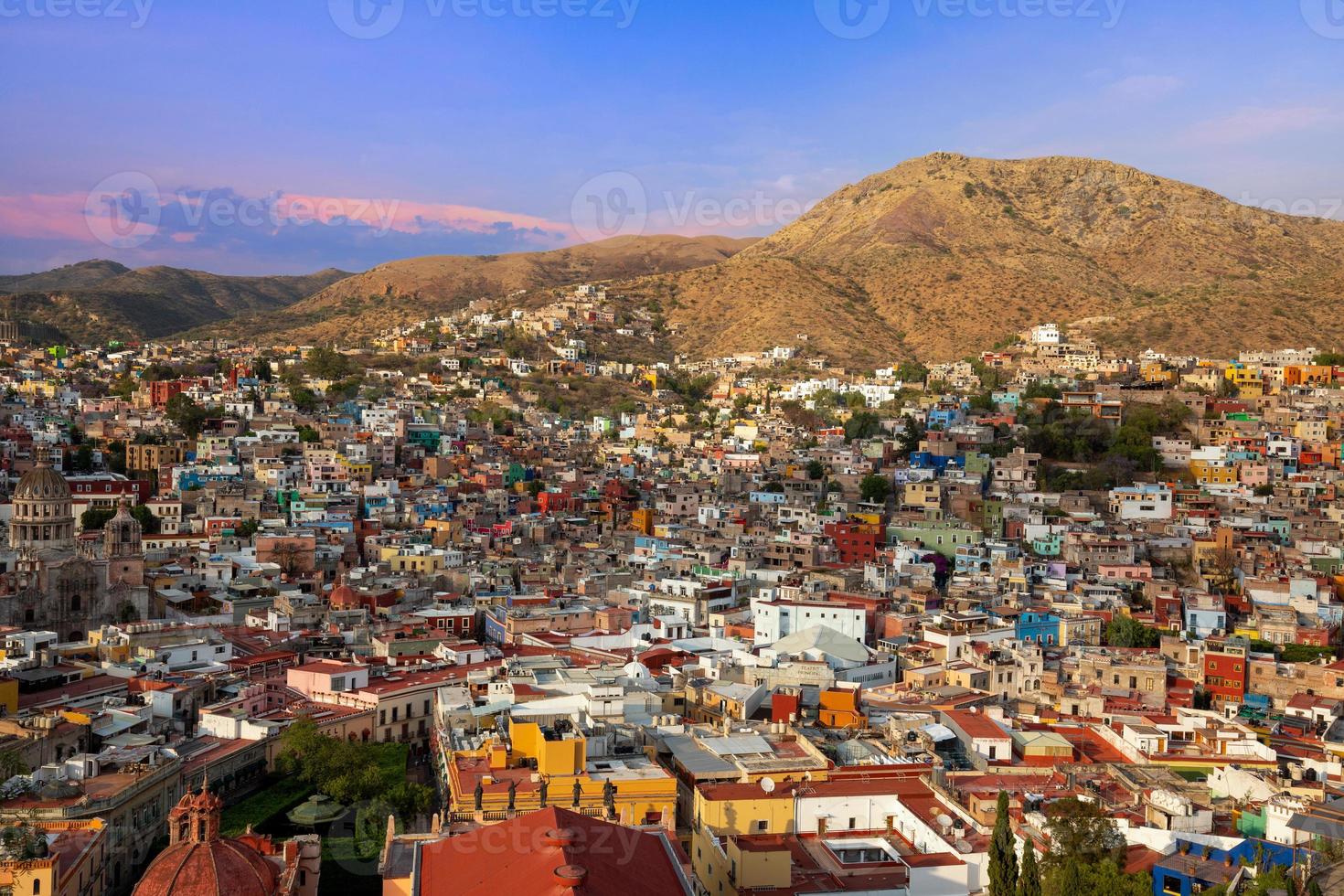 mexique, horizon panoramique de guanajuato et belvédère près du monument de pipila photo