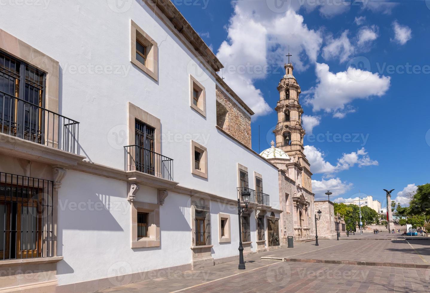centre du mexique, églises catholiques aguascalientes, rues colorées et maisons coloniales dans le centre-ville historique près de la basilique cathédrale, l'une des principales attractions touristiques de la ville photo
