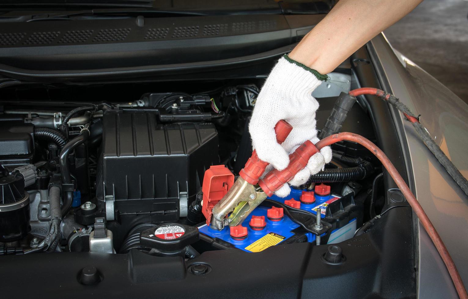 technicien automobile chargeant la batterie du véhicule photo