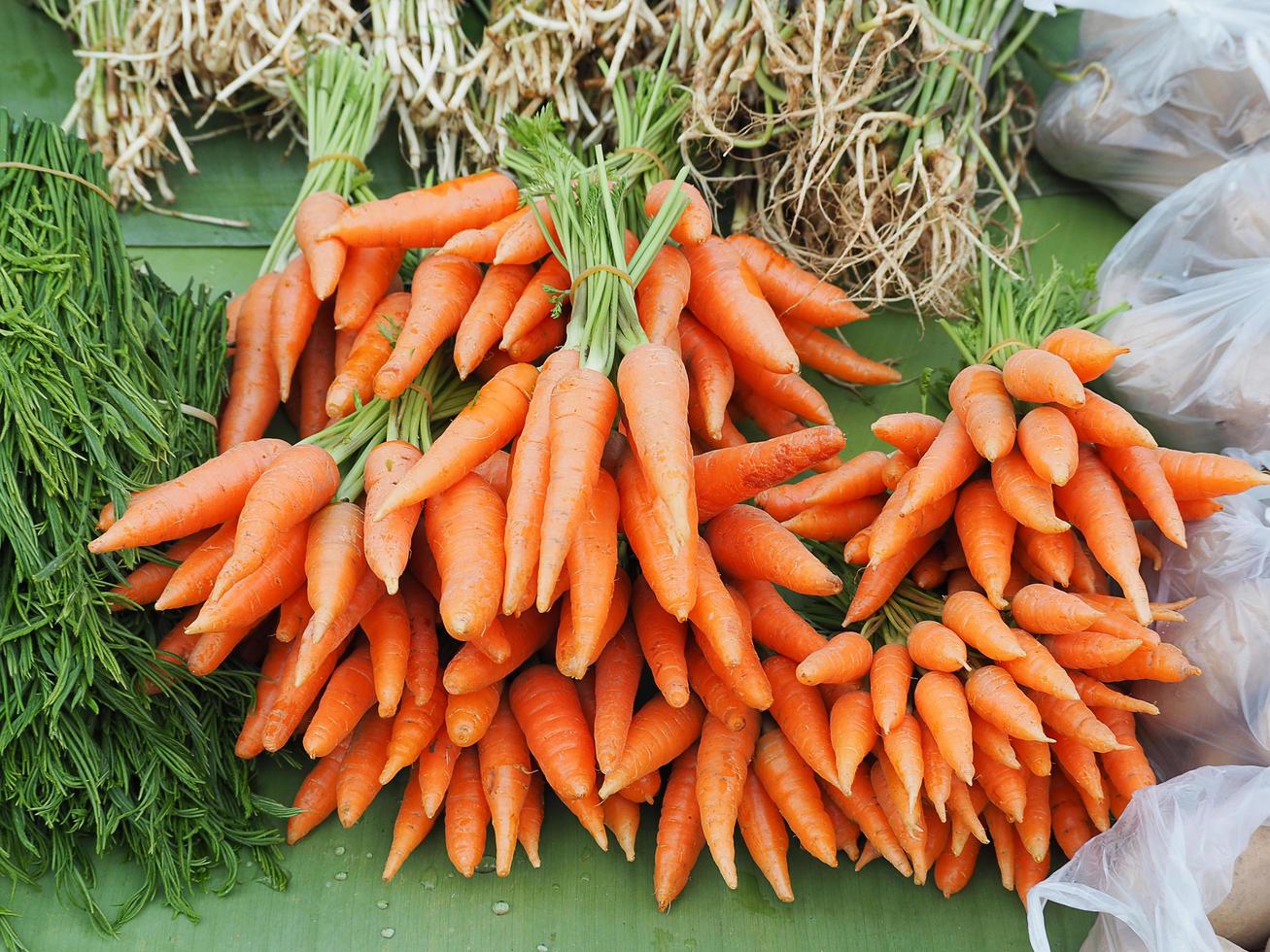 carottes et légumes biologiques frais à vendre sur le marché photo