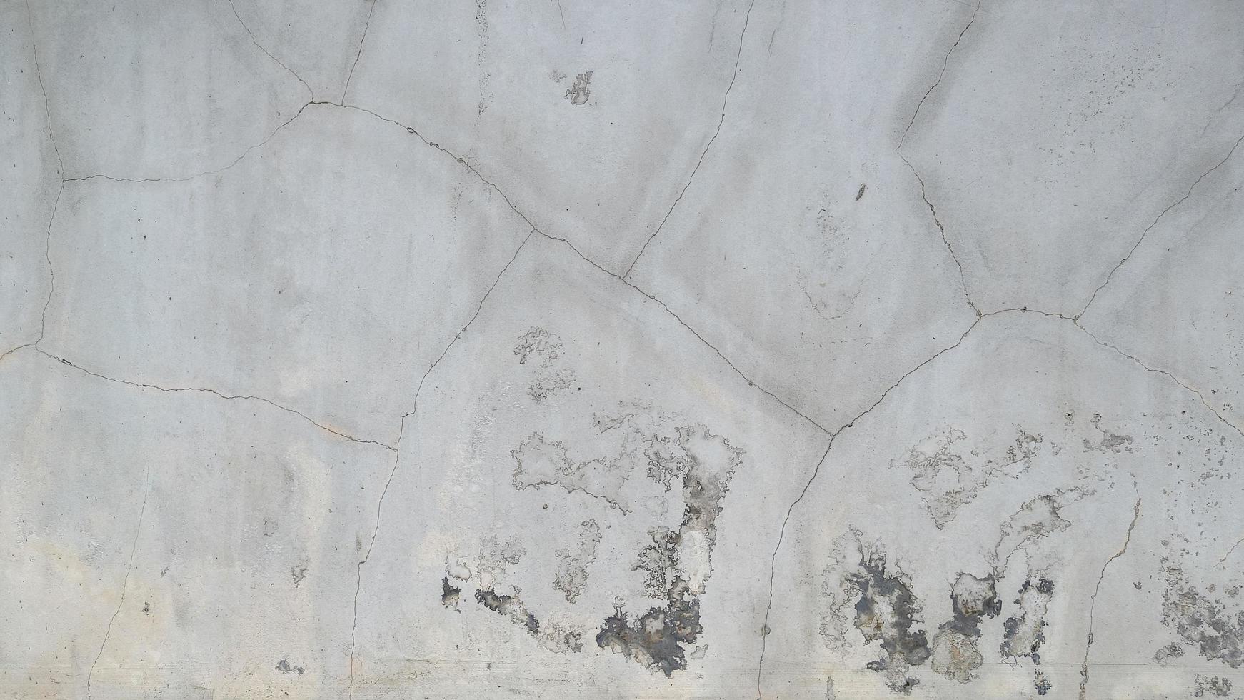 vieux mur avec peinture blanche écaillée moisie de l'humidité photo