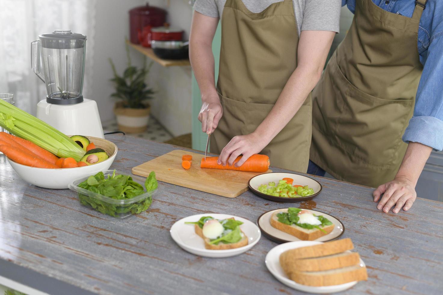 gros plan sur la cuisine dans la cuisine à la maison photo