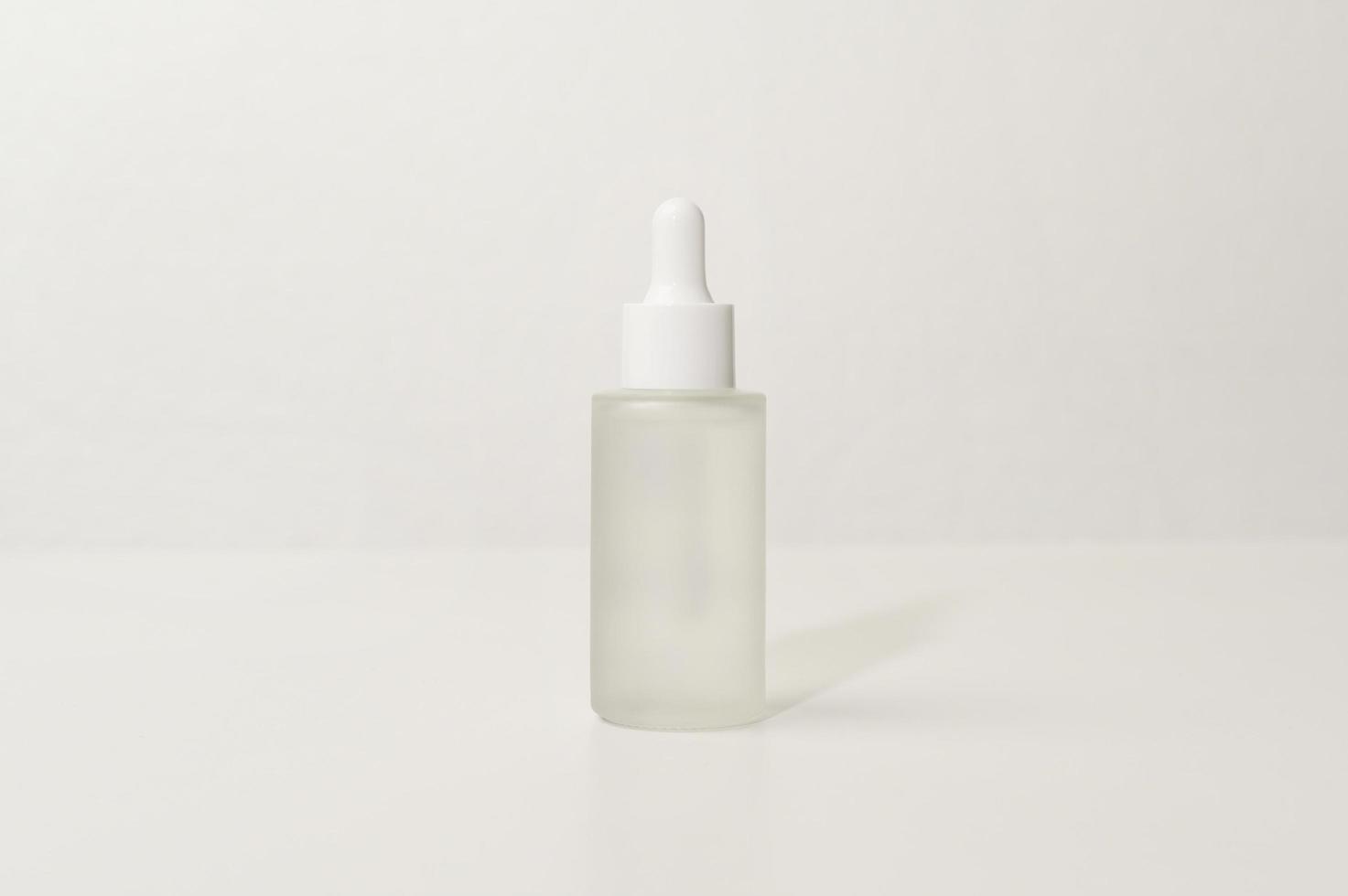 bouteille de crème hydratante sur fond blanc studio, concept de beauté d'emballage et de soins de la peau photo